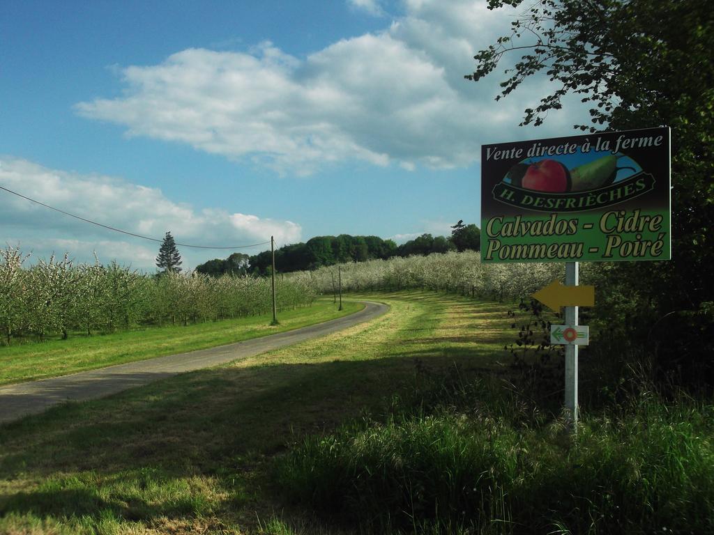 Ferme Cidricole Hugues Desfrieches Bed & Breakfast Sainte-Marguerite-de-Carrouges Exterior photo